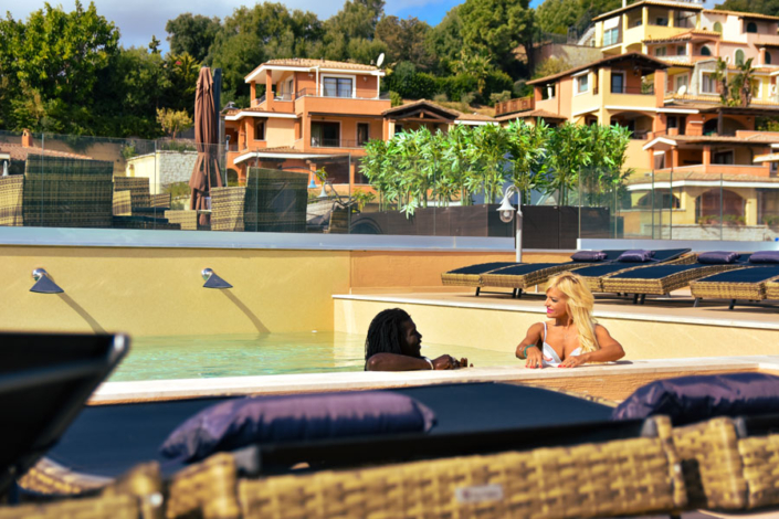 Crabonaxa Suites Villasimius - Coppia in piscina